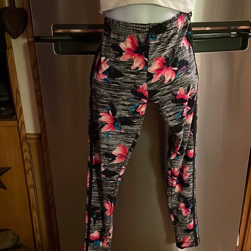 ‼️Free with Purchase‼️ Floral Leggings 🌺💜🦋 - Picture 4 of 13